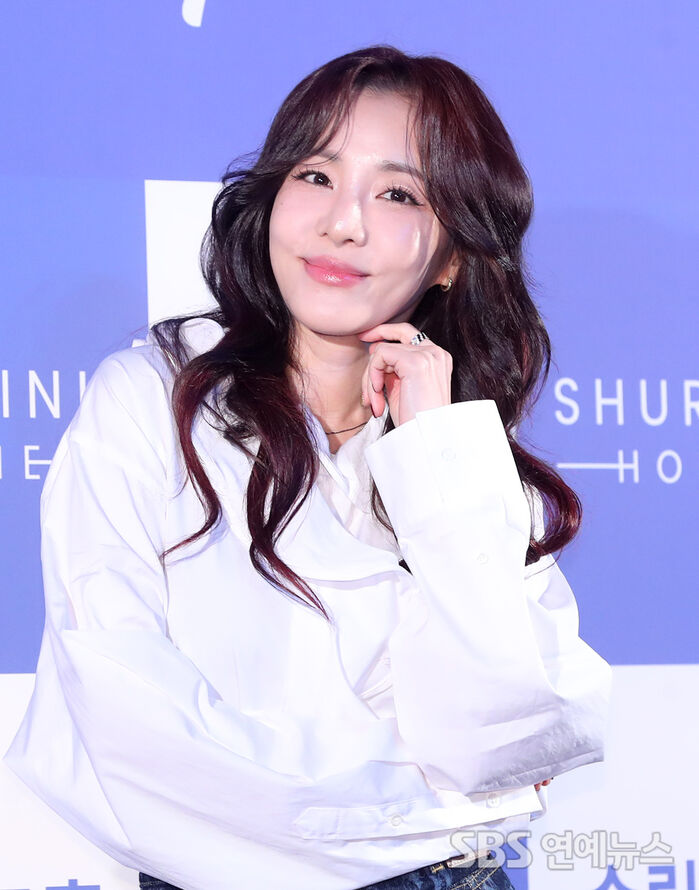 노란 수영복에 섹시한 몸매 어필하는 존예 처자