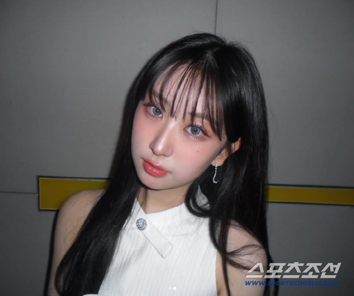 노란 수영복에 섹시한 몸매 어필하는 존예 처자