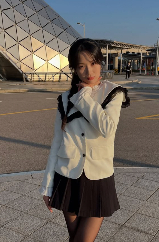 노란 수영복에 섹시한 몸매 어필하는 존예 처자