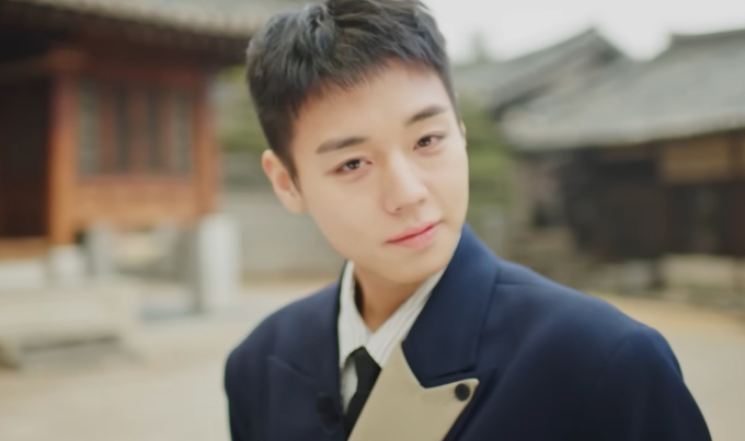 노란 수영복에 섹시한 몸매 어필하는 존예 처자