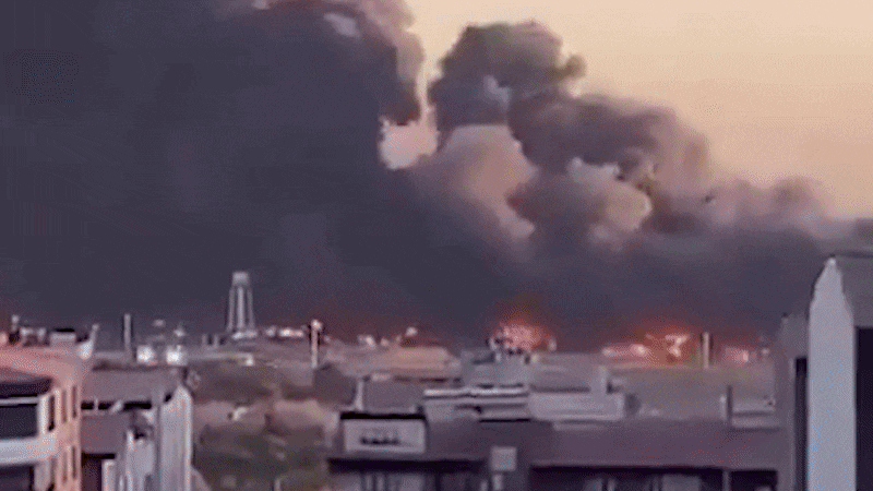 이란의 중부도시 곰(Qom)에 위치한 전문가회의 청사가 미국과 이스라엘의 폭격을 받아 붕괴한 모습이 4일 소셜미디어를 통해 공개됐다. /X(엑스)