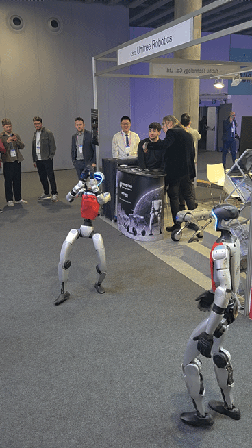스페인 바르셀로나에서 열린 MWC 2026 유니트리 전시관에 로봇이 춤을 추고 있다. 사진=장민권 기자
