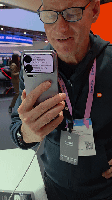 스페인 바르셀로나에서 열린 MWC 2026 샤오미 전시관에서 샤오미 직원이 실시간 통역 기능을 시연하고 있다. 사진=장민권 기자