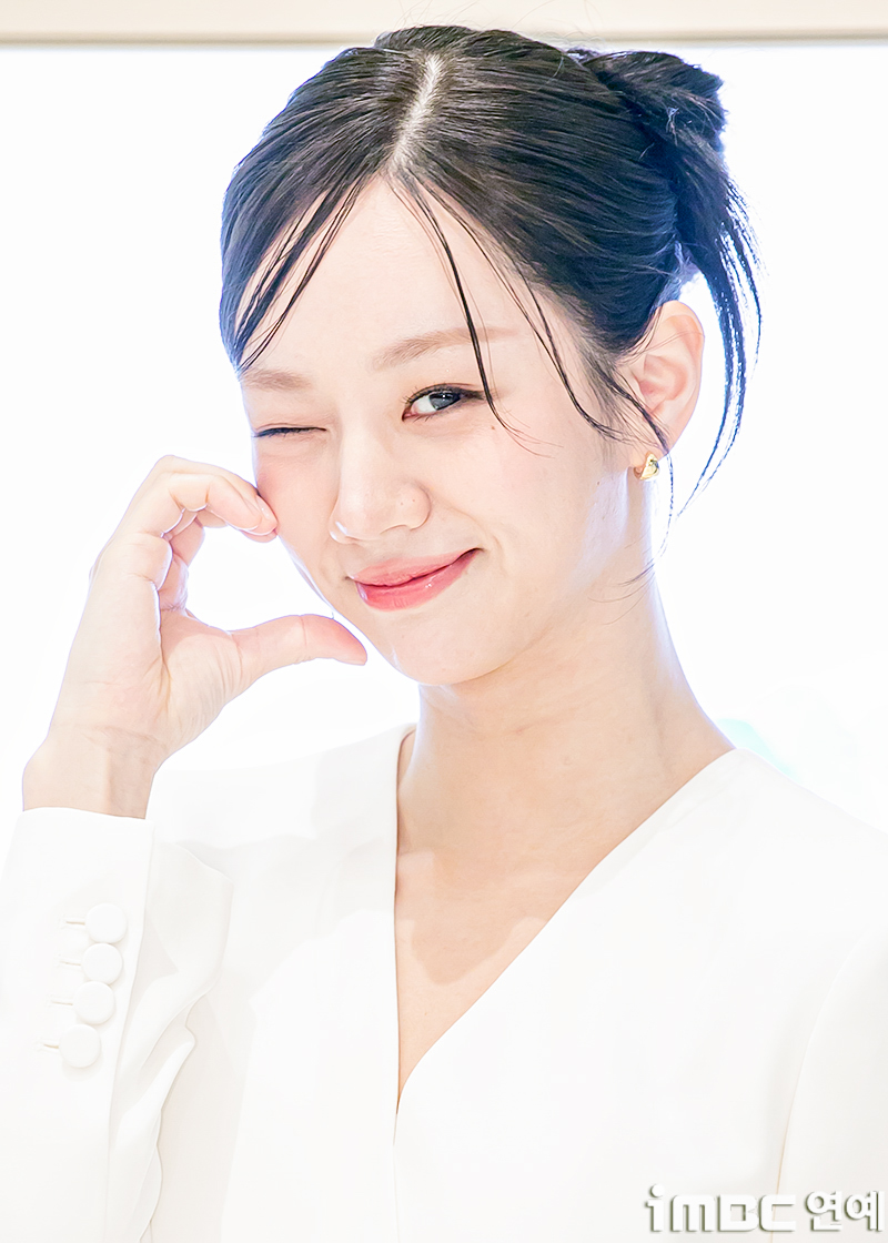 노란 수영복에 섹시한 몸매 어필하는 존예 처자