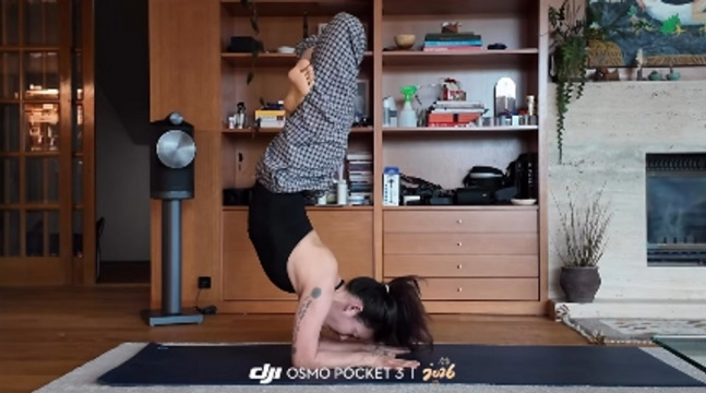 노란 수영복에 섹시한 몸매 어필하는 존예 처자