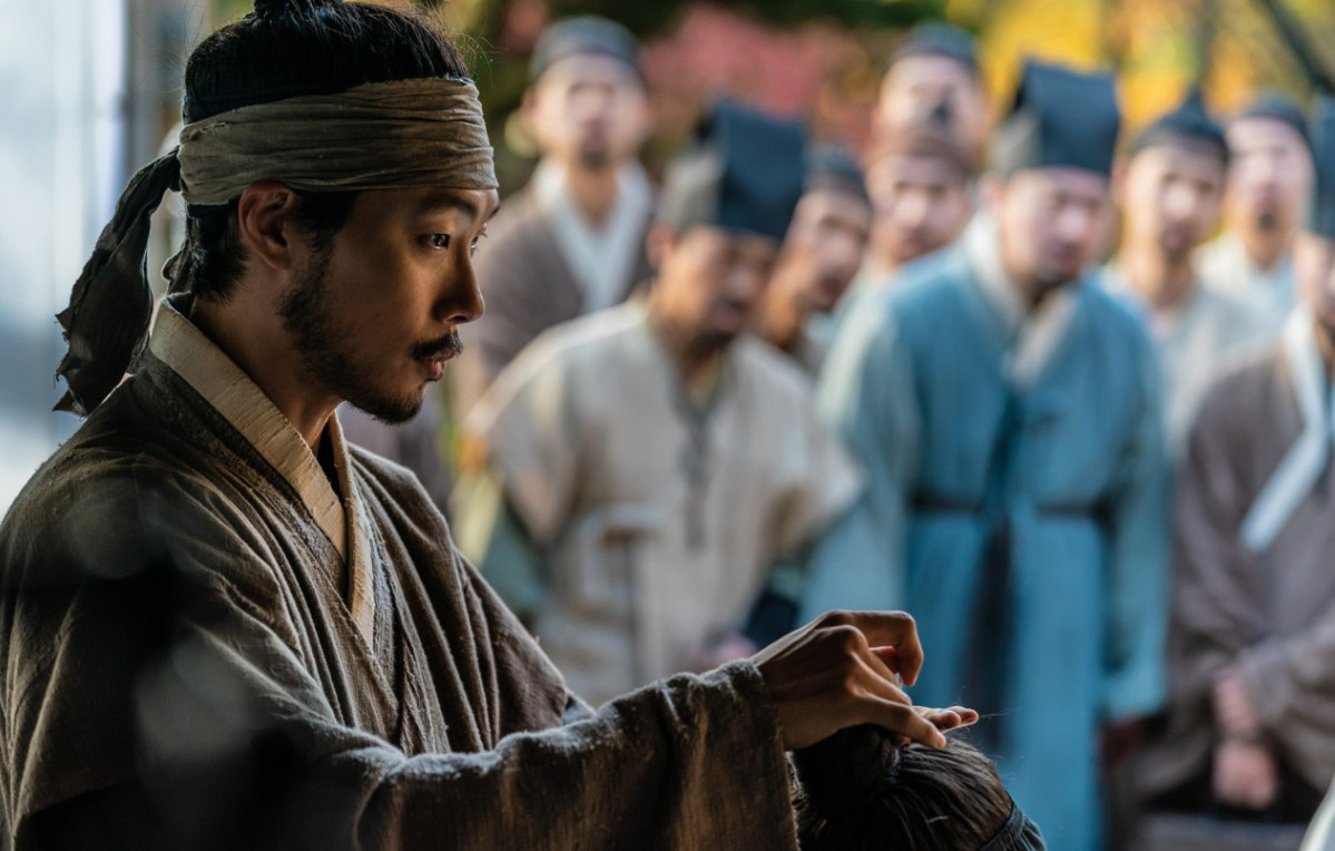 노란 수영복에 섹시한 몸매 어필하는 존예 처자