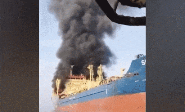 2일(현지시각) 호르무즈 해협에서 이란 미사일 공격 받은 유조선 [영상출처 :X]