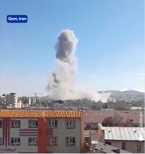 전문가회의 청사가 있는 이란 중부 종교도시 곰(Qom)에서 연기가 치솟고 있다. [야나돌루 통신 페이스북]