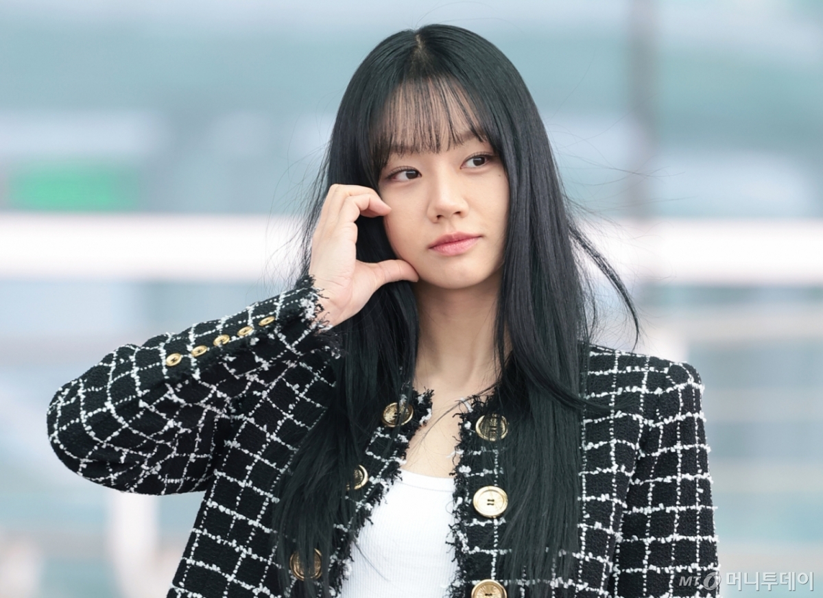 노란 수영복에 섹시한 몸매 어필하는 존예 처자