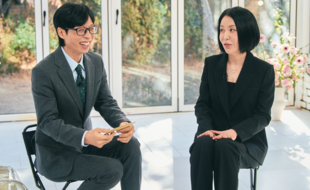 노란 수영복에 섹시한 몸매 어필하는 존예 처자