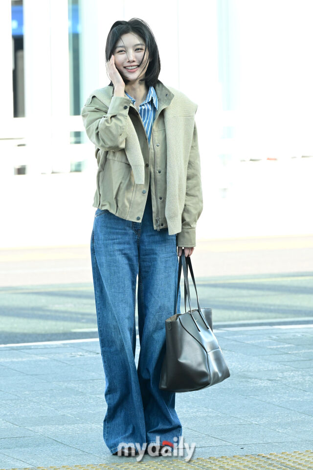 노란 수영복에 섹시한 몸매 어필하는 존예 처자