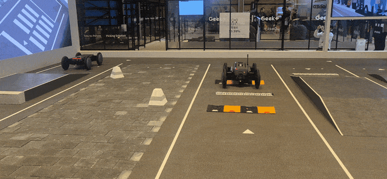 4일 서울 강남구 코엑스에서 열린 ‘2026 스마트공장·자동화산업전(AW 2026)’의 현대차 부스에서 본지 기자가 이동형 로봇 플랫폼 ‘모베드’를 사용해보고 있다. 정경수 기자