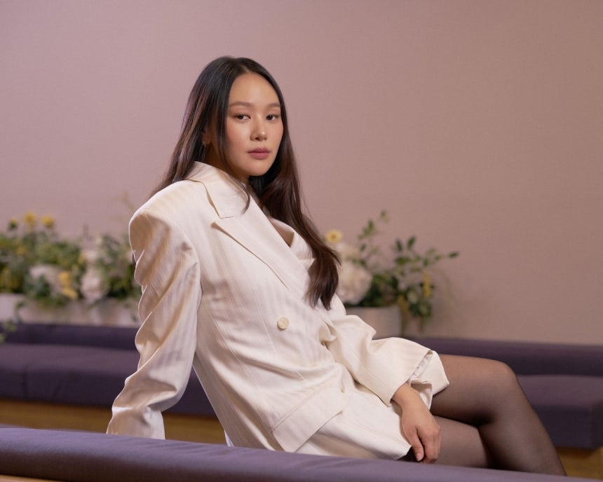 노란 수영복에 섹시한 몸매 어필하는 존예 처자