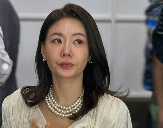 노란 수영복에 섹시한 몸매 어필하는 존예 처자