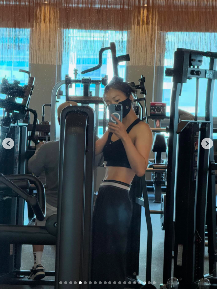 노란 수영복에 섹시한 몸매 어필하는 존예 처자