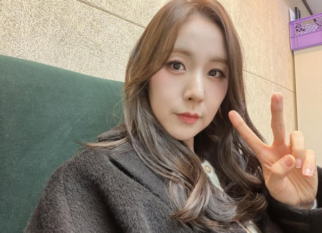 노란 수영복에 섹시한 몸매 어필하는 존예 처자