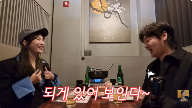 노란 수영복에 섹시한 몸매 어필하는 존예 처자