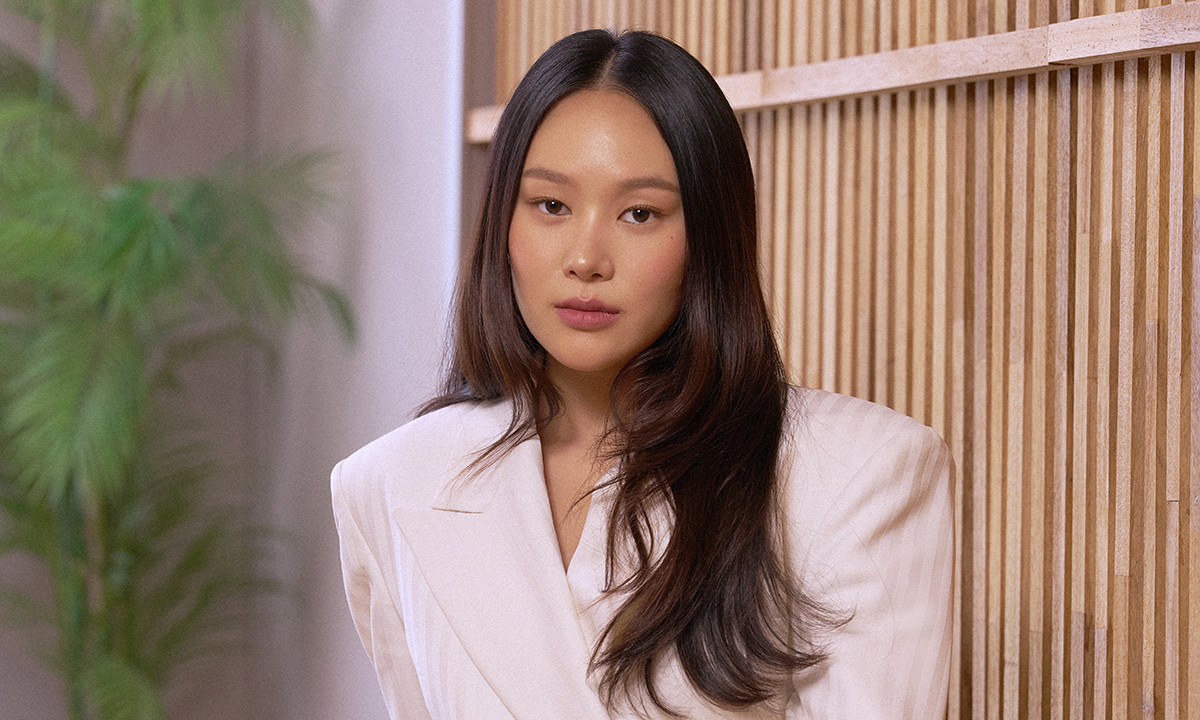 노란 수영복에 섹시한 몸매 어필하는 존예 처자