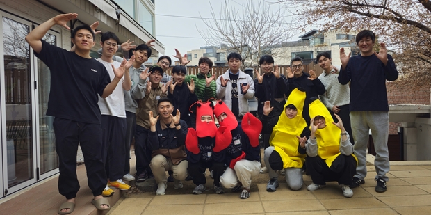 노란 수영복에 섹시한 몸매 어필하는 존예 처자