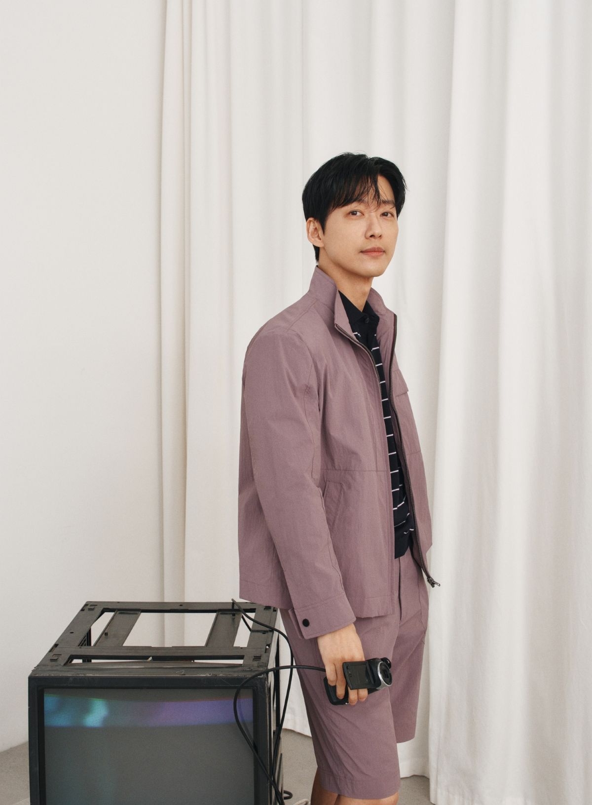 노란 수영복에 섹시한 몸매 어필하는 존예 처자