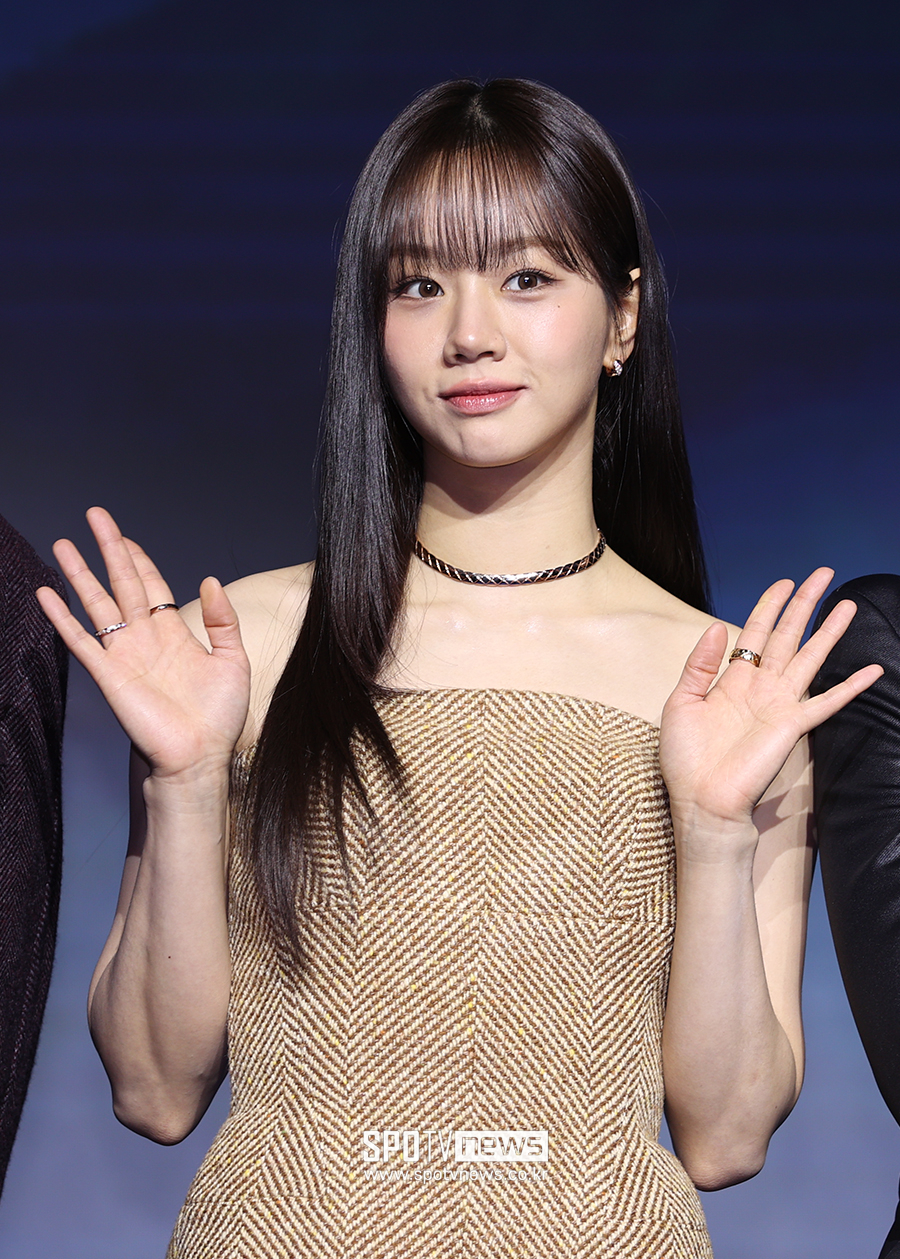 노란 수영복에 섹시한 몸매 어필하는 존예 처자