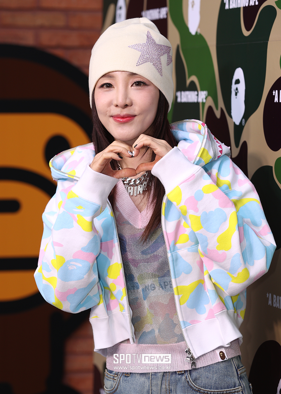 노란 수영복에 섹시한 몸매 어필하는 존예 처자