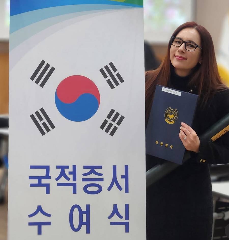 노란 수영복에 섹시한 몸매 어필하는 존예 처자