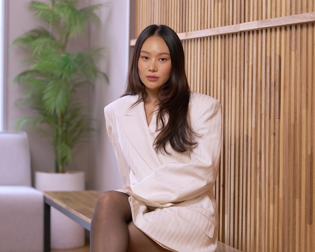 노란 수영복에 섹시한 몸매 어필하는 존예 처자