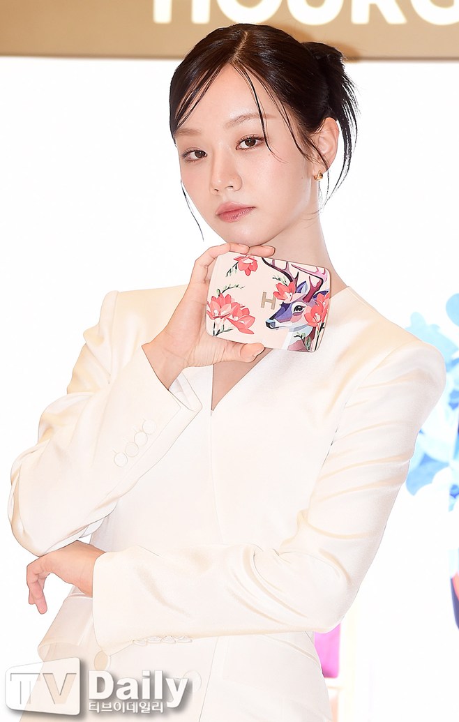 노란 수영복에 섹시한 몸매 어필하는 존예 처자