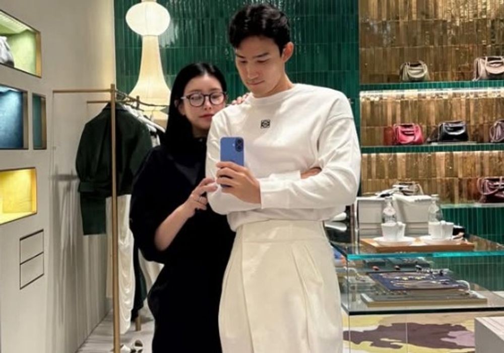 노란 수영복에 섹시한 몸매 어필하는 존예 처자