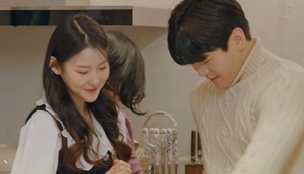 노란 수영복에 섹시한 몸매 어필하는 존예 처자