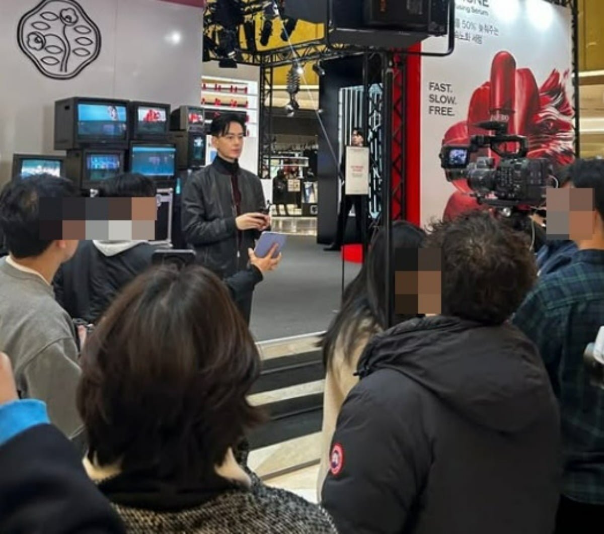 노란 수영복에 섹시한 몸매 어필하는 존예 처자