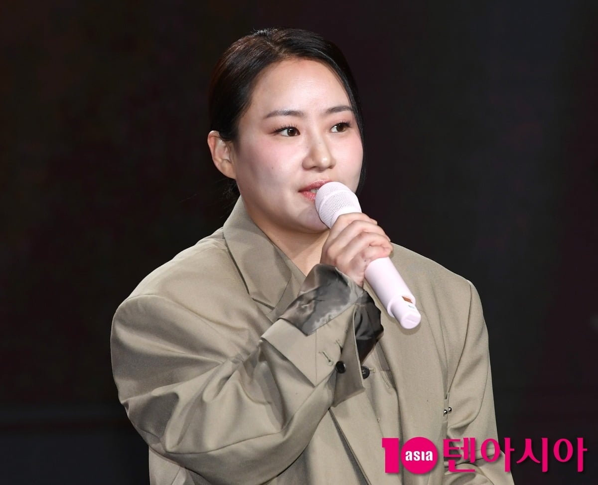 노란 수영복에 섹시한 몸매 어필하는 존예 처자