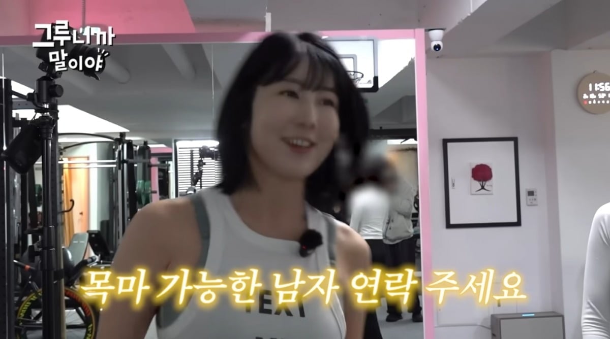 노란 수영복에 섹시한 몸매 어필하는 존예 처자