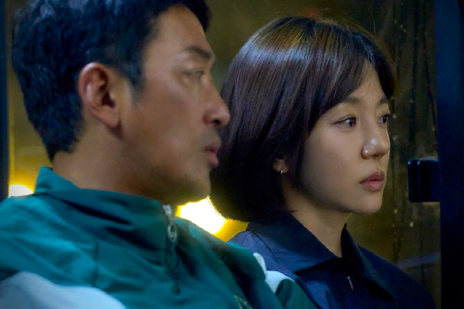 노란 수영복에 섹시한 몸매 어필하는 존예 처자