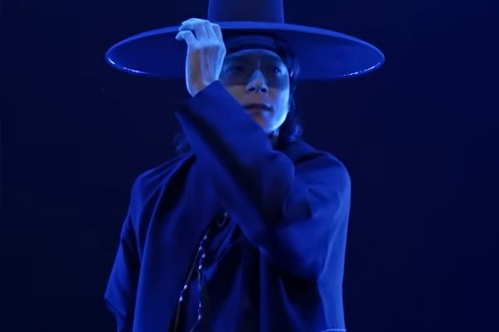 노란 수영복에 섹시한 몸매 어필하는 존예 처자