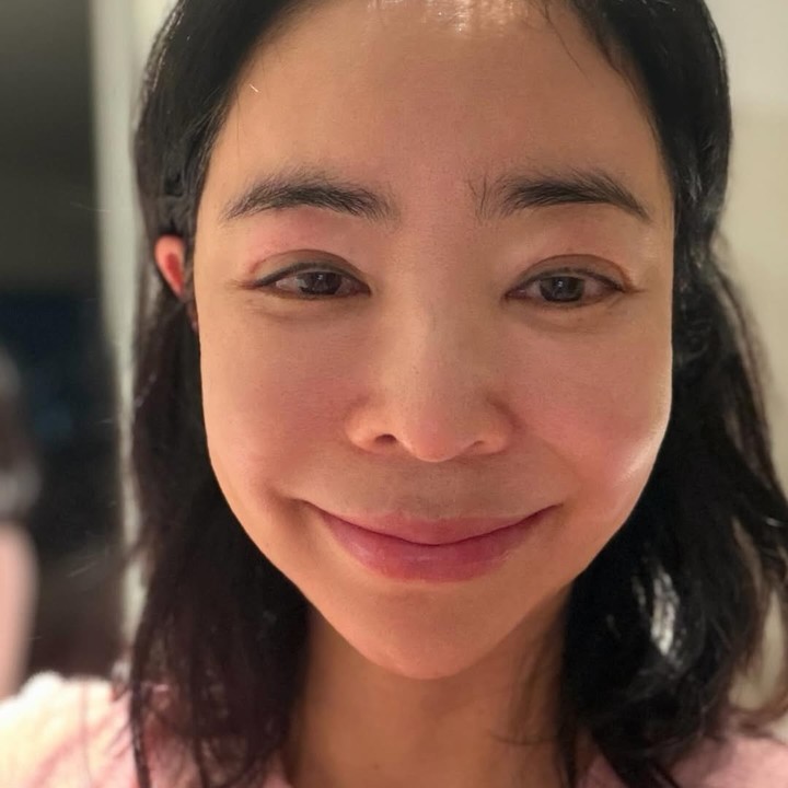 노란 수영복에 섹시한 몸매 어필하는 존예 처자