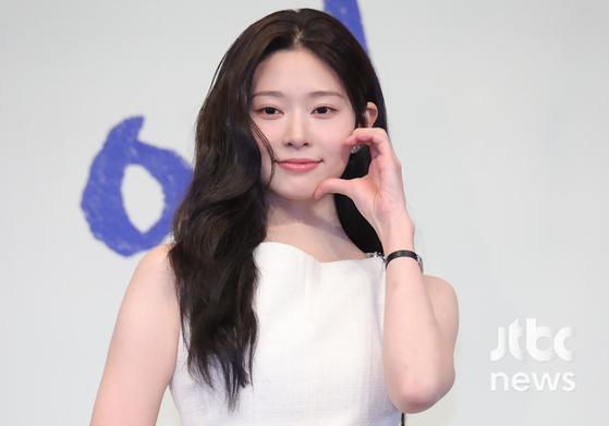 노란 수영복에 섹시한 몸매 어필하는 존예 처자