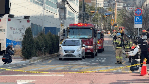 4일 서울 서대문구 홍제동 '소방영웅길'에서 열린 '긴급출동 방해 차량 강제처분 시연회'에서 소방차가 출동로를 막은 차량을 밀어 이동시키는 '강제 밀기' 상황을 시연하고 있다. 2026.3.04/뉴스1 ⓒ News1 한지명 기자