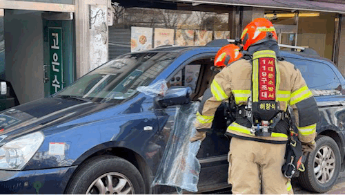 4일 서울 서대문구 홍제동 '소방영웅길'에서 열린 '긴급출동 방해 차량 강제처분 시연회'에서 소방대원들이 출동로를 막은 차량의 창문을 파손해 이동시키는 '강제 이동' 시연을 하고 있다. 2026.3.04/뉴스1 ⓒ News1 한지명 기자