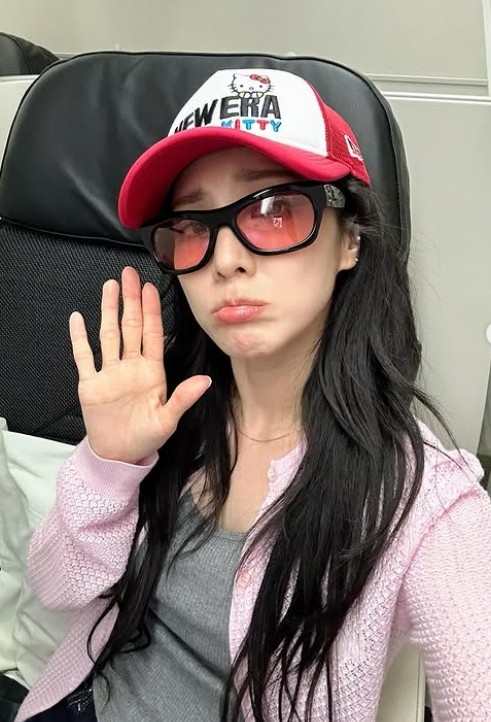 노란 수영복에 섹시한 몸매 어필하는 존예 처자