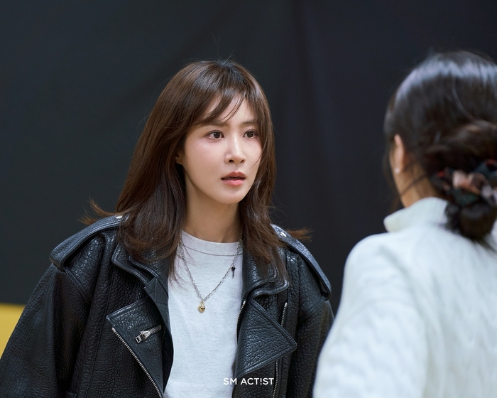 노란 수영복에 섹시한 몸매 어필하는 존예 처자