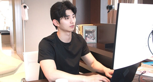 노란 수영복에 섹시한 몸매 어필하는 존예 처자