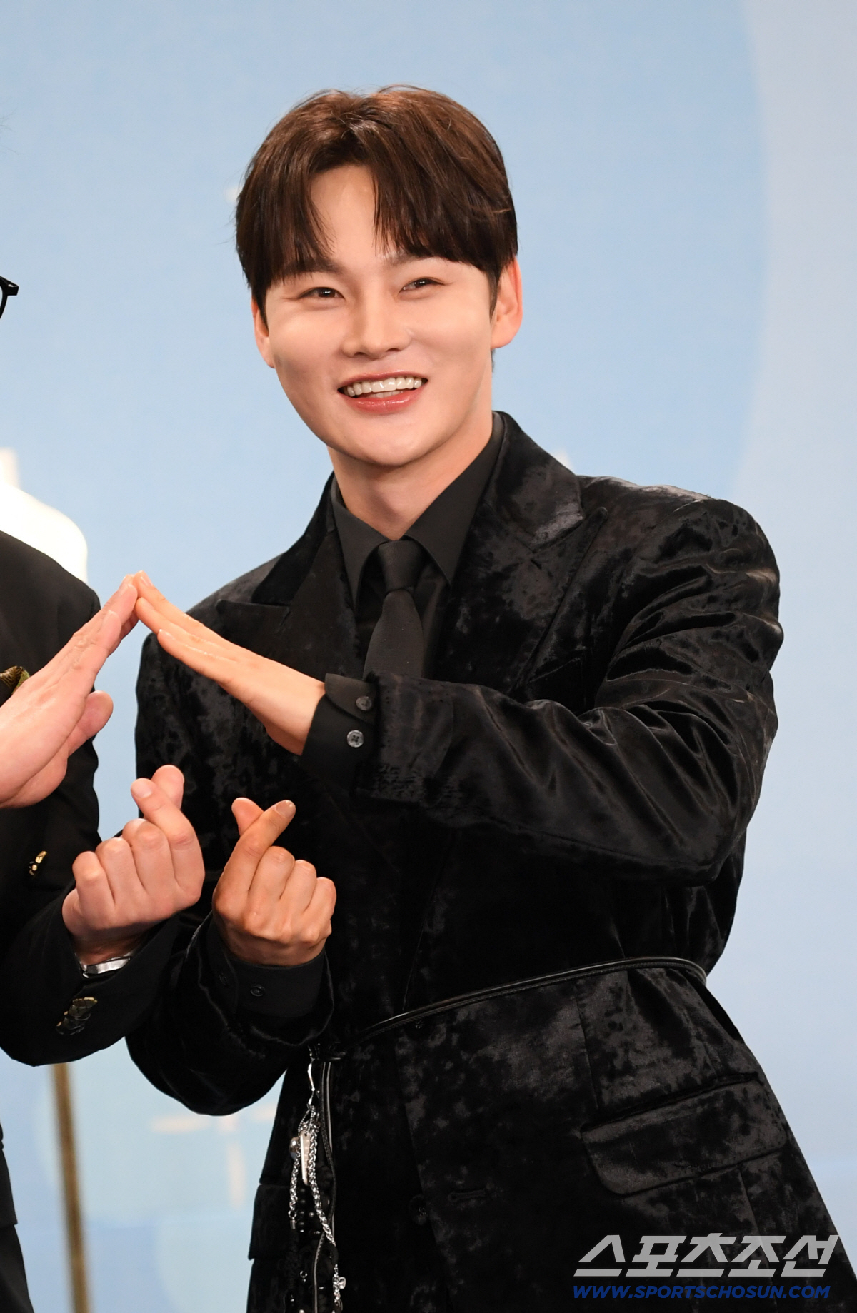 노란 수영복에 섹시한 몸매 어필하는 존예 처자