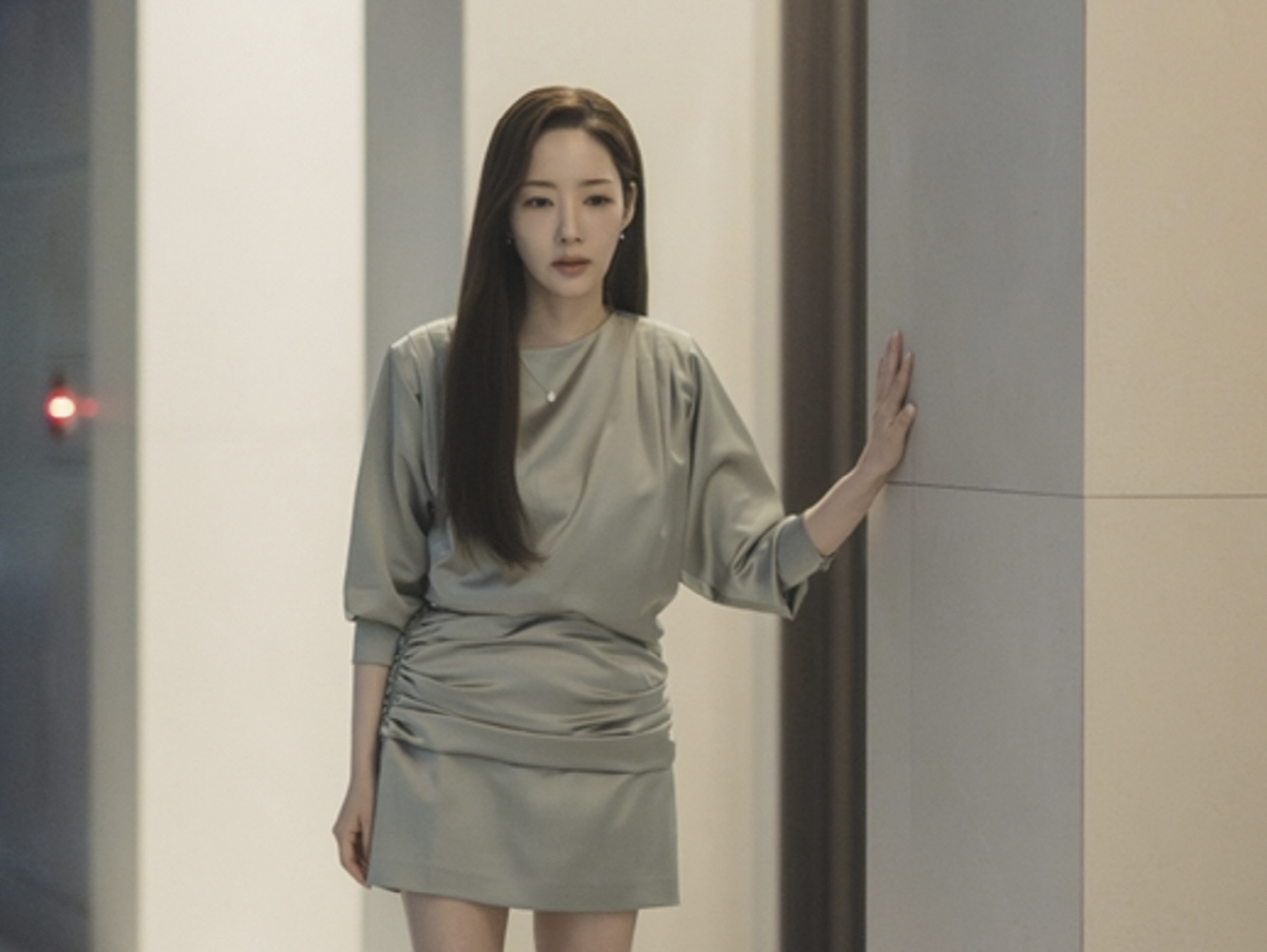 노란 수영복에 섹시한 몸매 어필하는 존예 처자