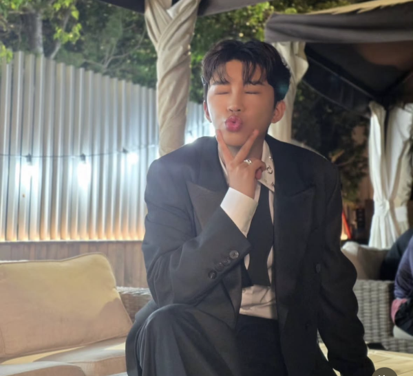 노란 수영복에 섹시한 몸매 어필하는 존예 처자