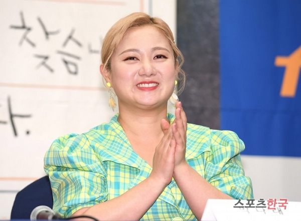 노란 수영복에 섹시한 몸매 어필하는 존예 처자