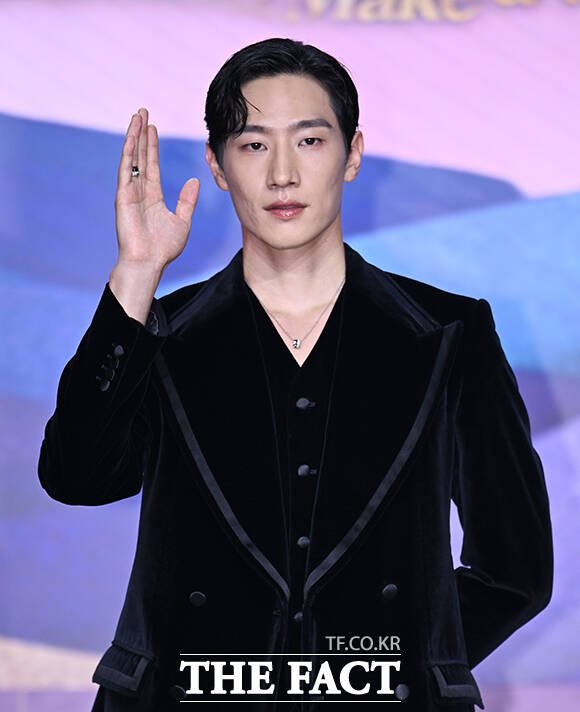 노란 수영복에 섹시한 몸매 어필하는 존예 처자