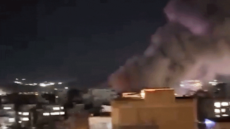 지난 3일(현지시각) 이란 내 쿠르드족 거주지인 쿠르디스탄 마리반의 행정청사가 미군과 이스라엘군의 폭격을 받고 있다. /X