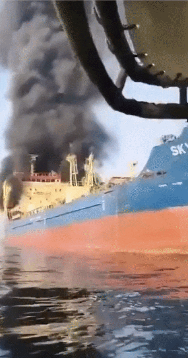 1일(현지시각) 이란이 호르무즈 해협 봉쇄 등 강경 조치를 선포한 가운데 공격했다는 팔라우 선적의 유조선 스카이라이트호. /X(엑스)